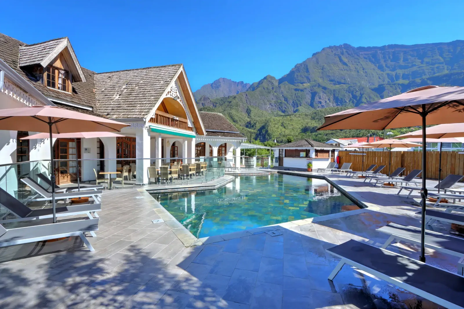 Terrasse et piscine de l’hôtel Le Vieux Cep, garde-corps vitrés et menuiseries importés par AGR